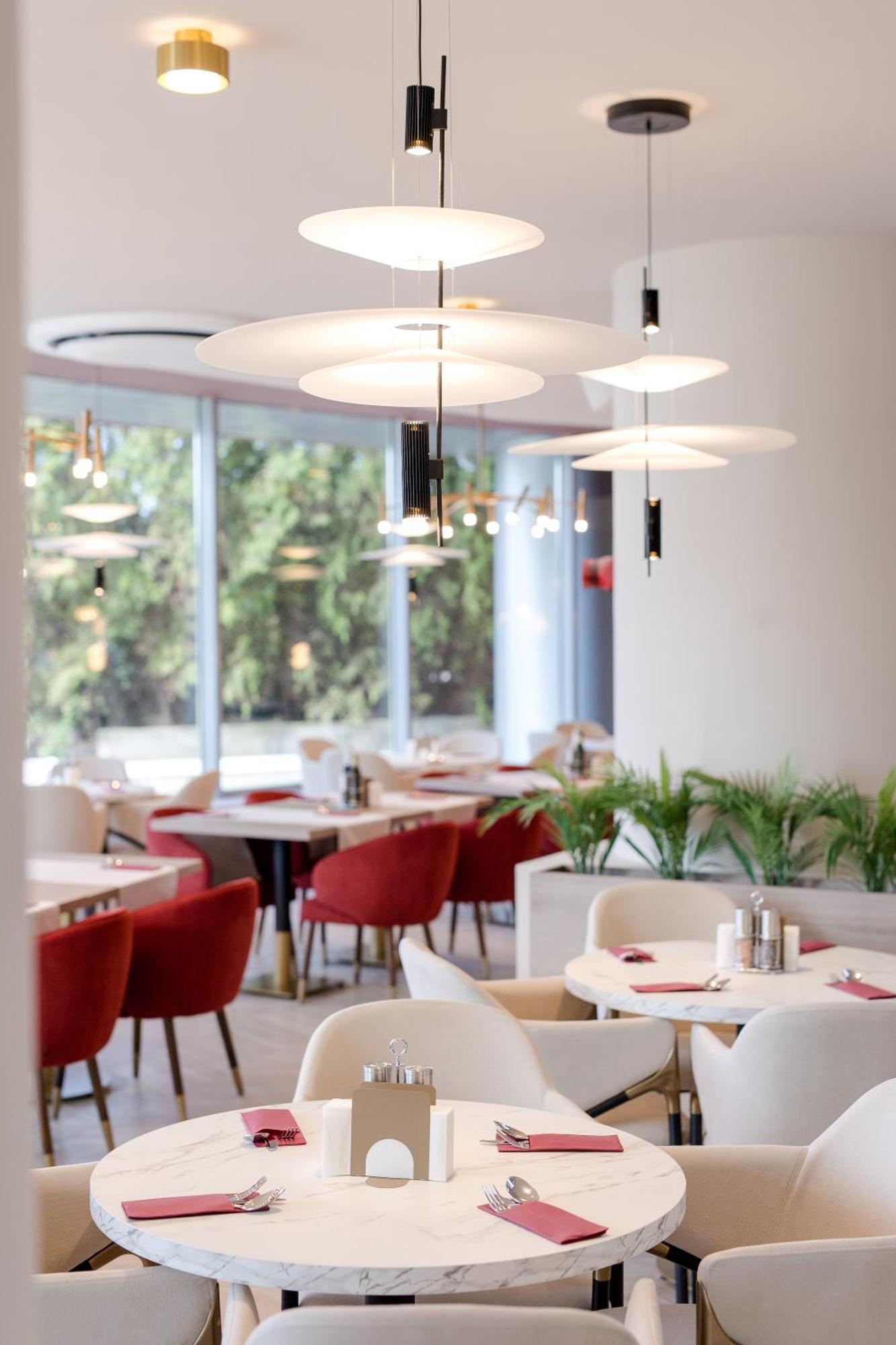 Ramada By Wyndham Bucharest Otopeni Airport Exterior foto