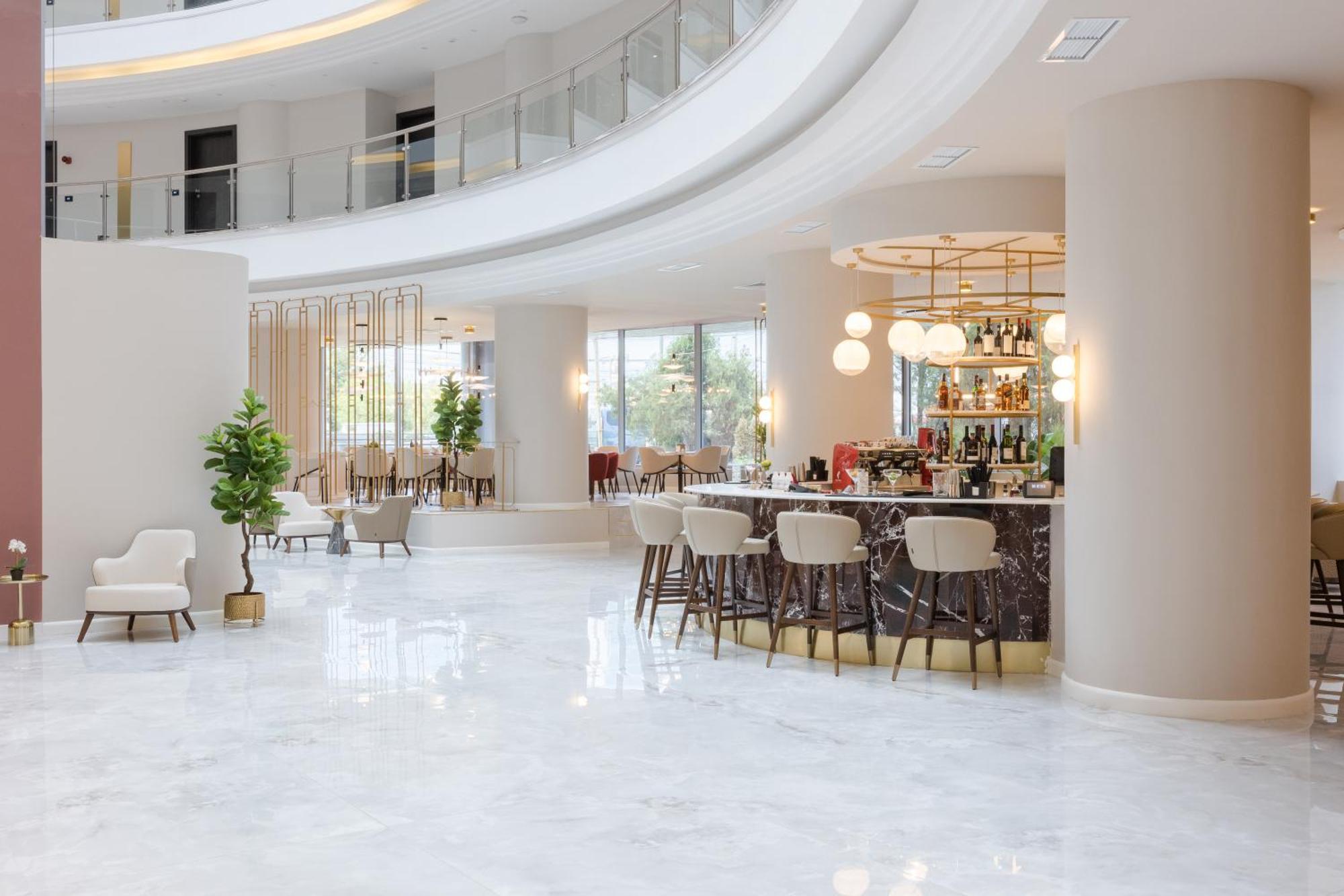 Ramada By Wyndham Bucharest Otopeni Airport Exterior foto