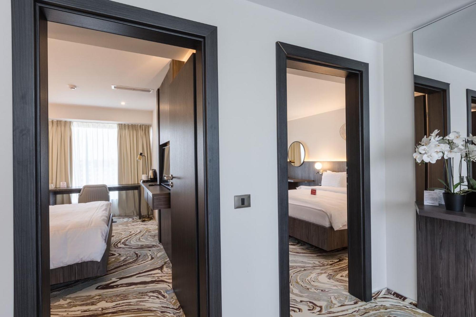 Ramada By Wyndham Bucharest Otopeni Airport Exterior foto