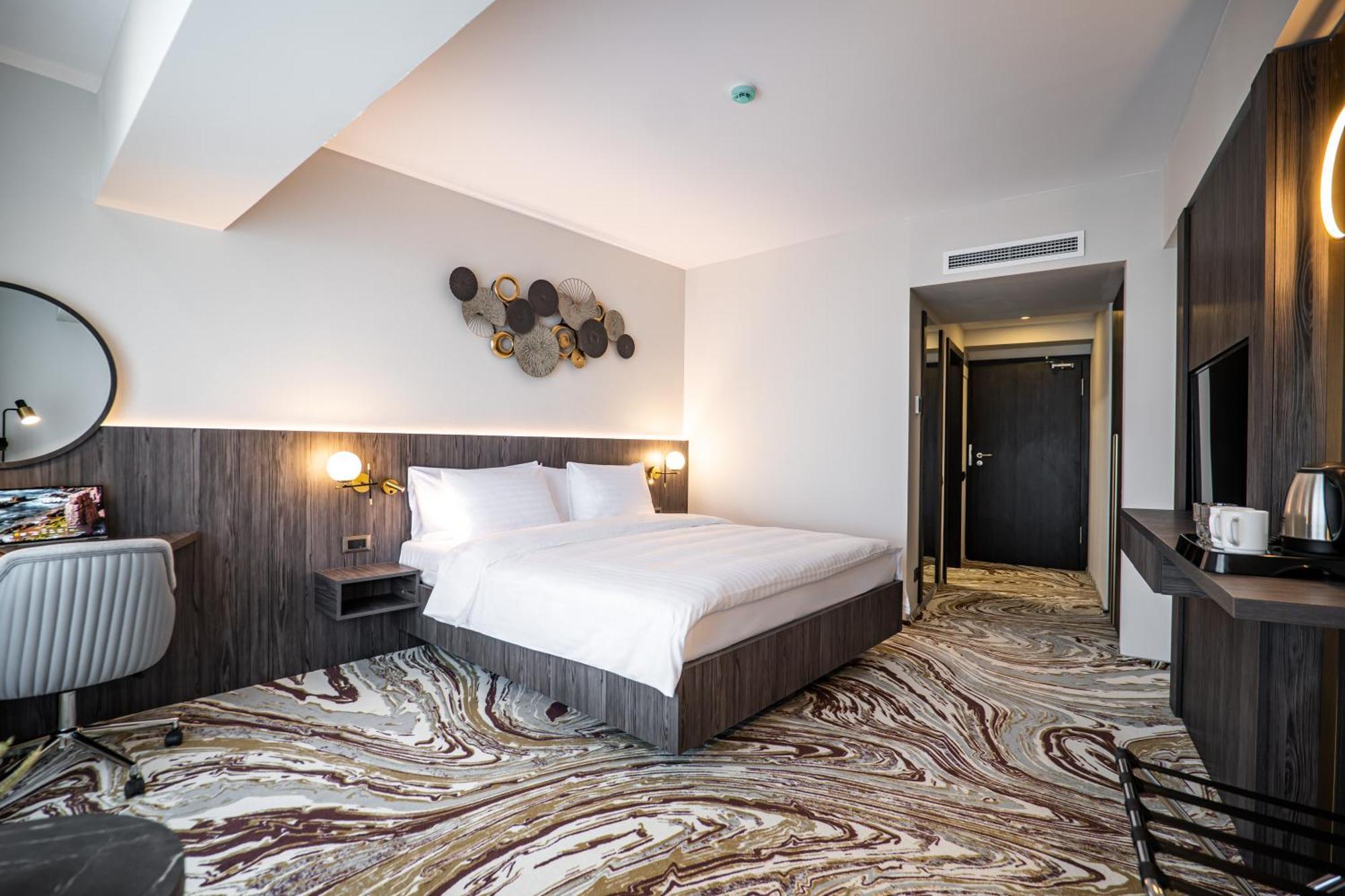 Ramada By Wyndham Bucharest Otopeni Airport Exterior foto
