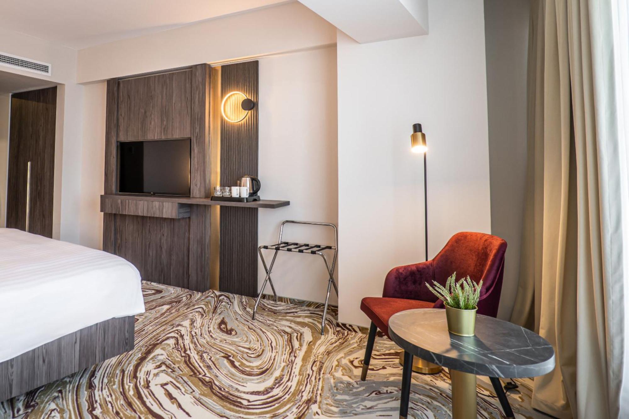 Ramada By Wyndham Bucharest Otopeni Airport Exterior foto