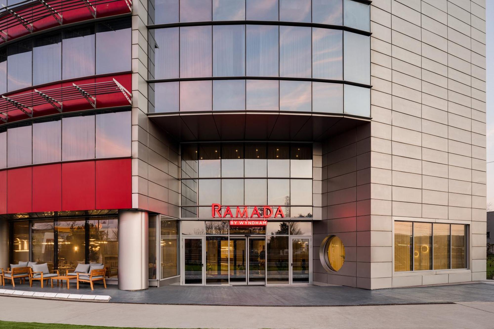Ramada By Wyndham Bucharest Otopeni Airport Exterior foto