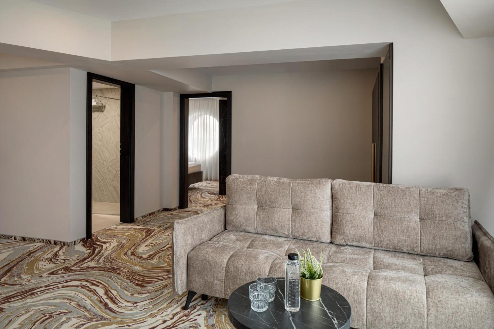 Ramada By Wyndham Bucharest Otopeni Airport Exterior foto