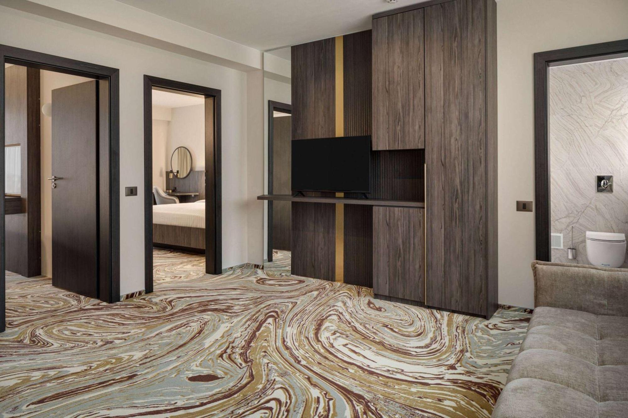 Ramada By Wyndham Bucharest Otopeni Airport Exterior foto